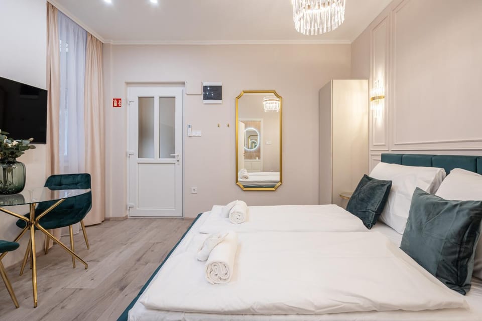 Facade/entrance, Bed, TV and multimedia, Photo of the whole room, Seating area, Bedroom, towels, wardrobe, air conditioner