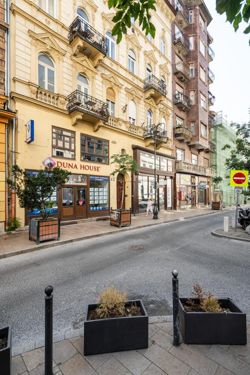 Property building, Day, Neighbourhood, City view, Street view, Location