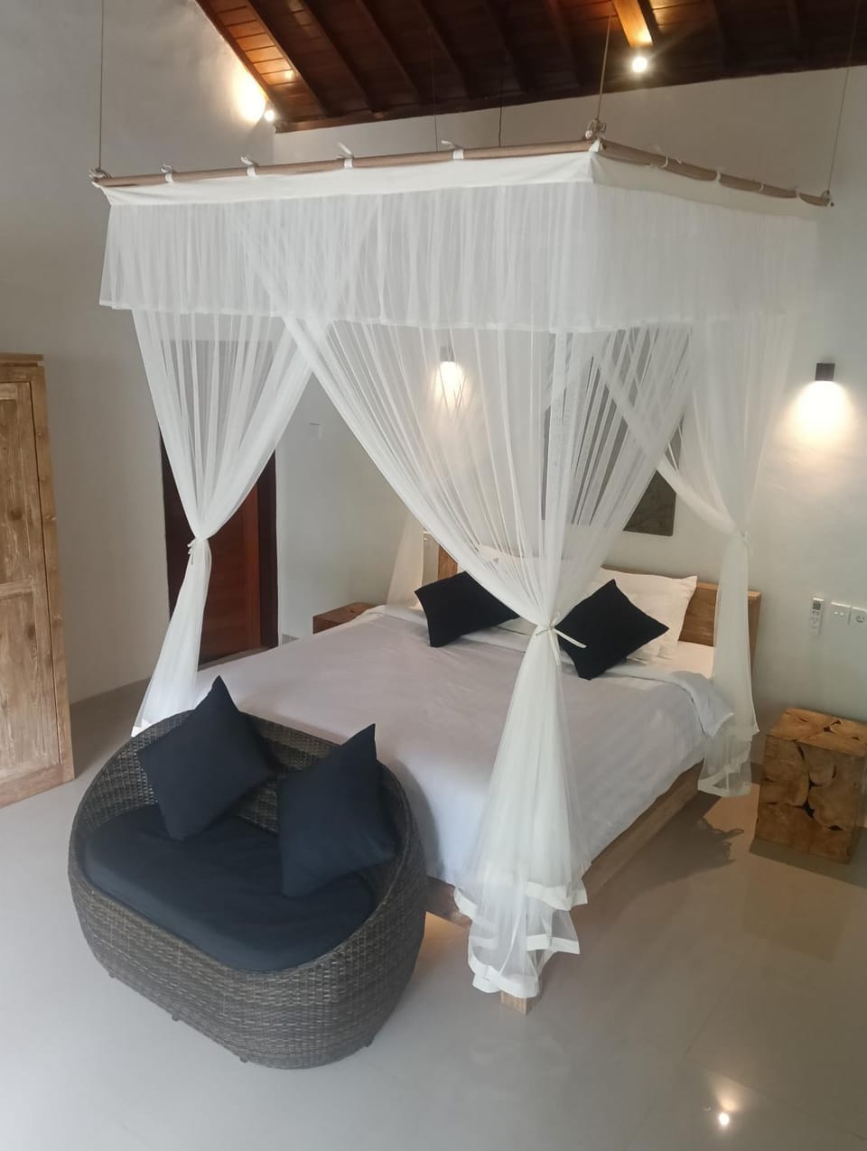 Bed, Photo of the whole room, Bedroom
