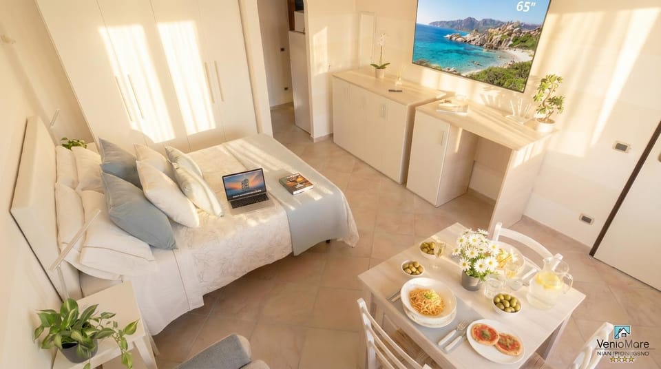 Bed, Natural landscape, Kitchen or kitchenette, Living room, Food and drinks, Photo of the whole room, Seating area, Dining area, Bedroom, Food, Drinks