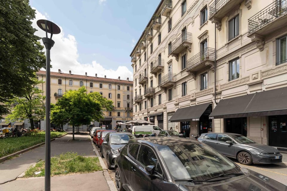 Property building, Day, Neighbourhood, City view, Street view, Location, Parking