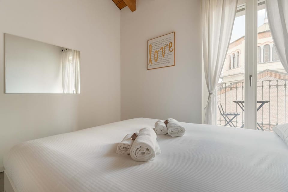Bed, Photo of the whole room, Bedroom, towels
