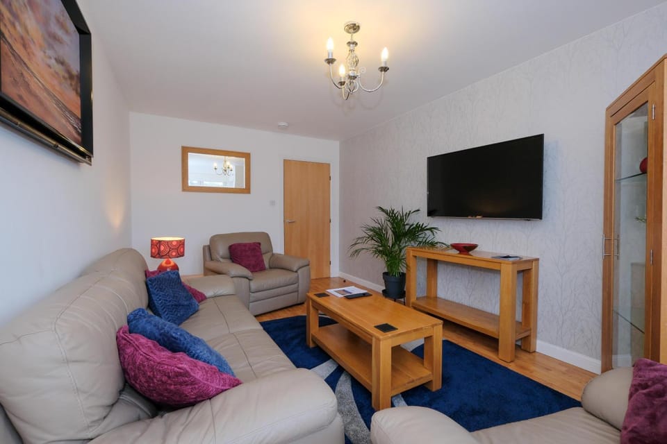 2-Bedroom Condo Best of Beach & City, FREE Parking Apartment in Aberdeen