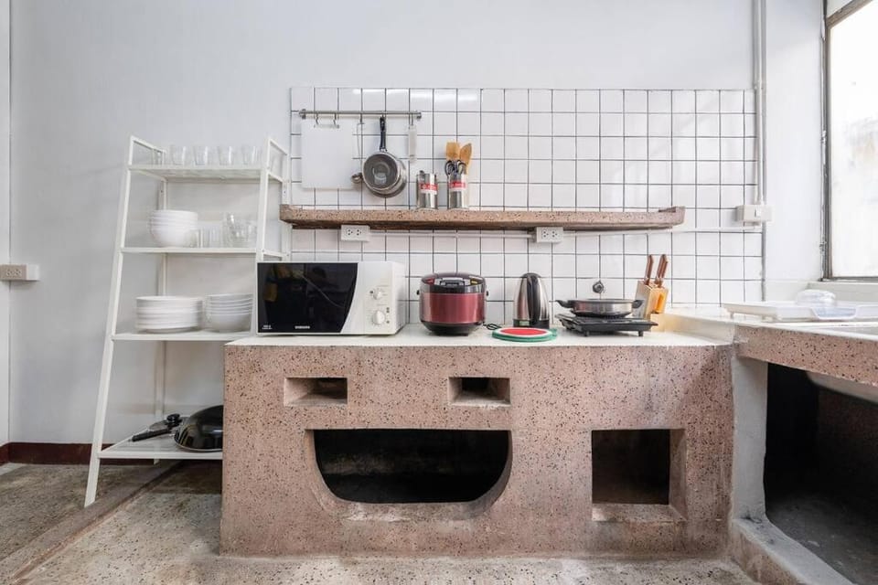 Coffee/tea facilities, Kitchen or kitchenette, stove