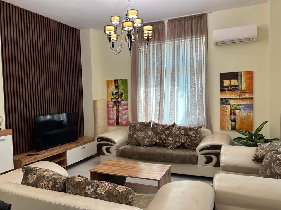 TV and multimedia, Living room, Seating area, Evening entertainment, air conditioner