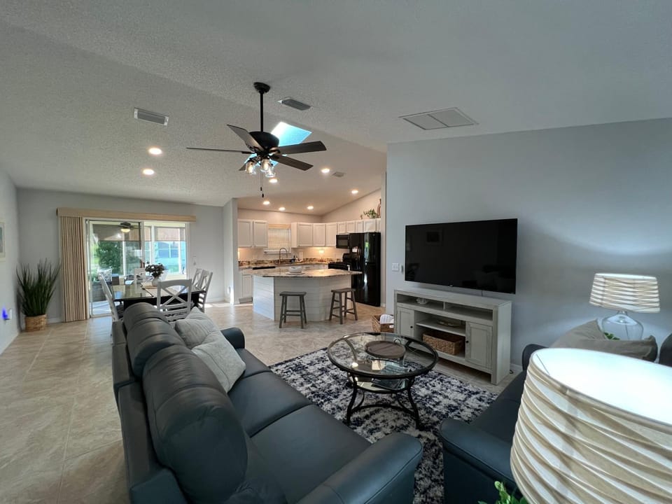 Delia Place Sunny Florida Lanai Retreat House in The Villages