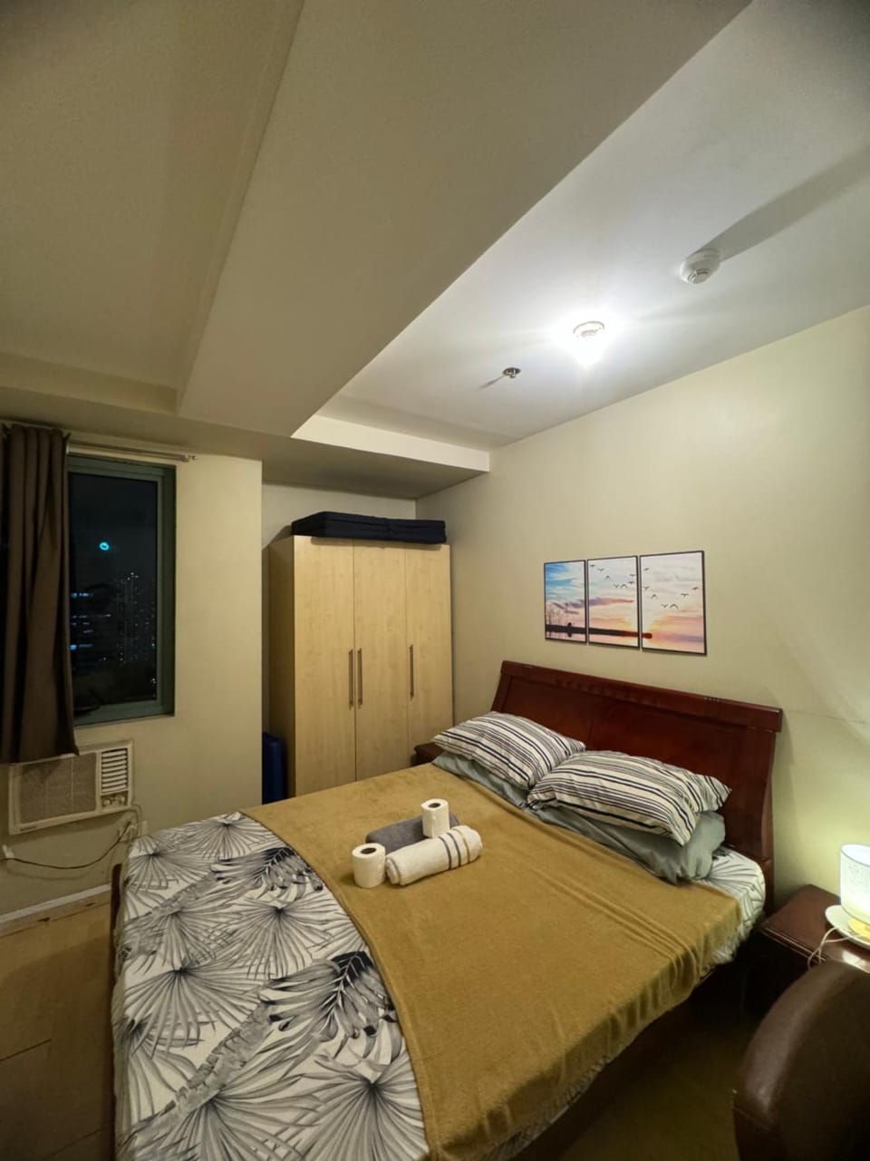 SOHO Central 1 Bedroom with Balcony near MRT EDSA SHAW PIONEER Greenfields SM Megamall Ortigas Apartment in Mandaluyong