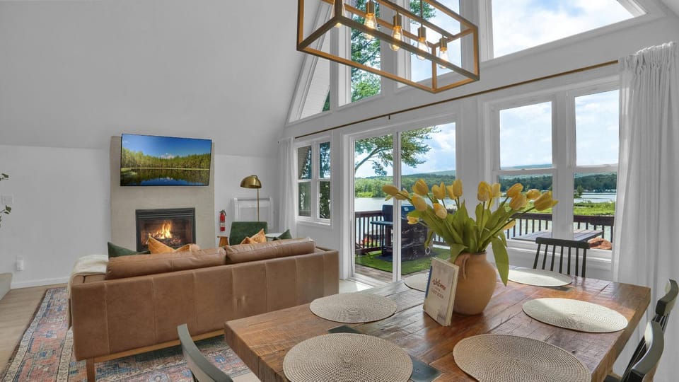 Waterfront, Hot Tub, Dock Kayaks, Movie Game Room House in Pennsylvania