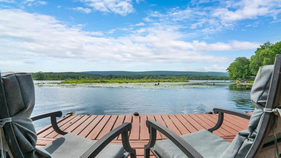 Waterfront, Hot Tub, Dock Kayaks, Movie Game Room House in Pennsylvania