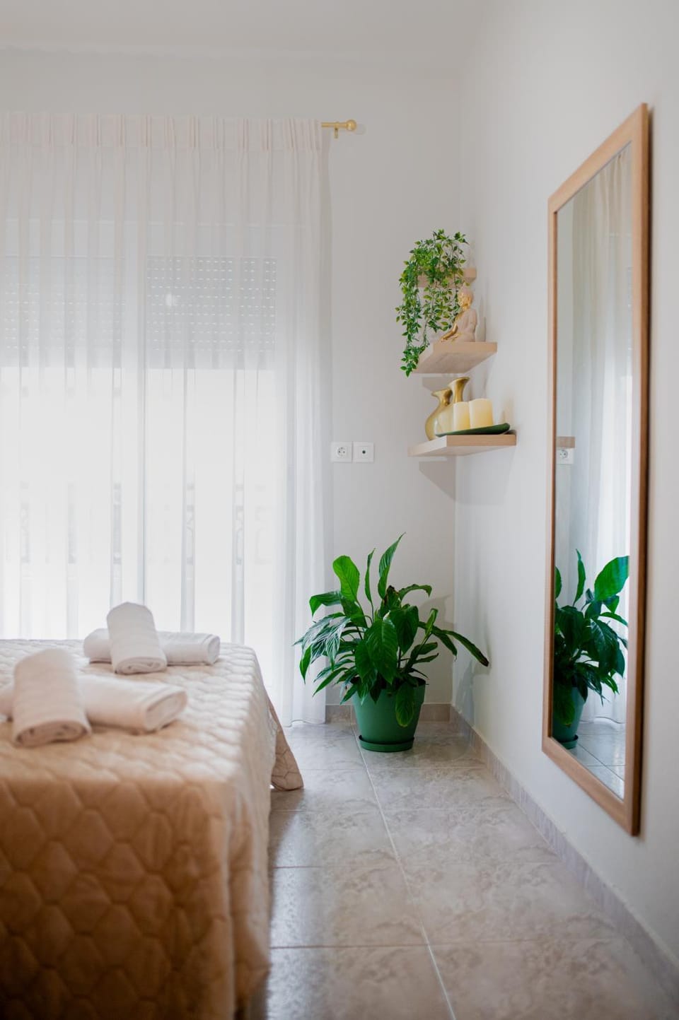 Photo of the whole room, Bedroom, towels