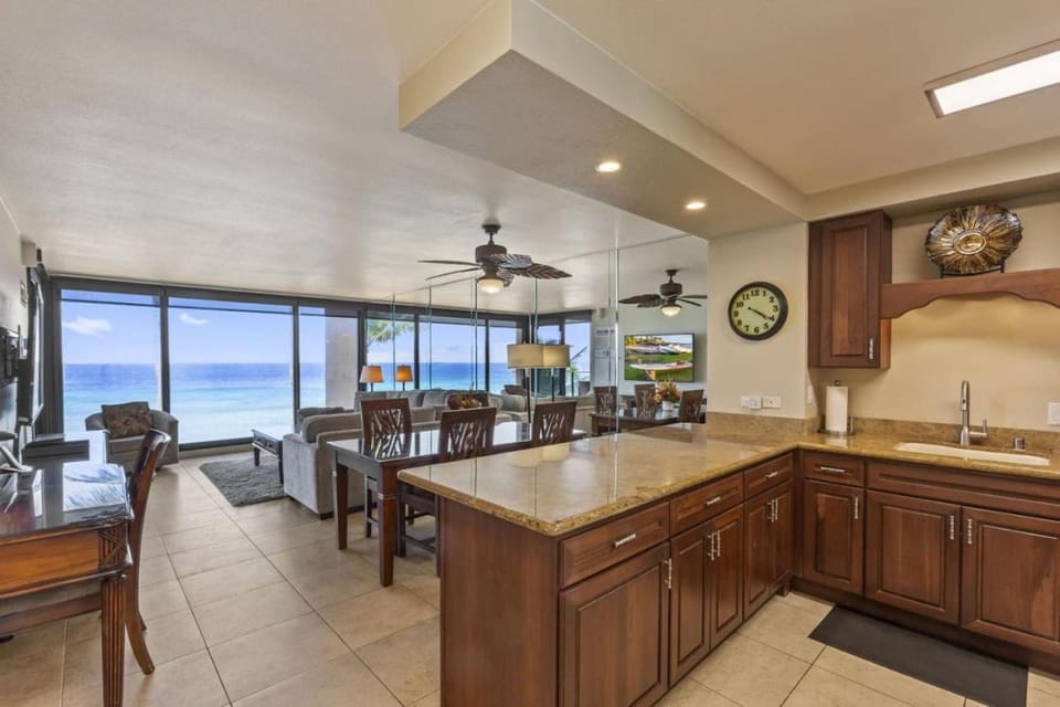 Kitchen or kitchenette, Dining area, Sea view