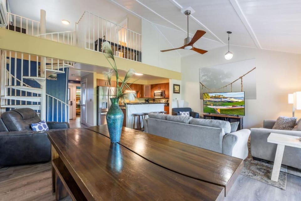 TV and multimedia, Kitchen or kitchenette, Living room, Seating area, Dining area