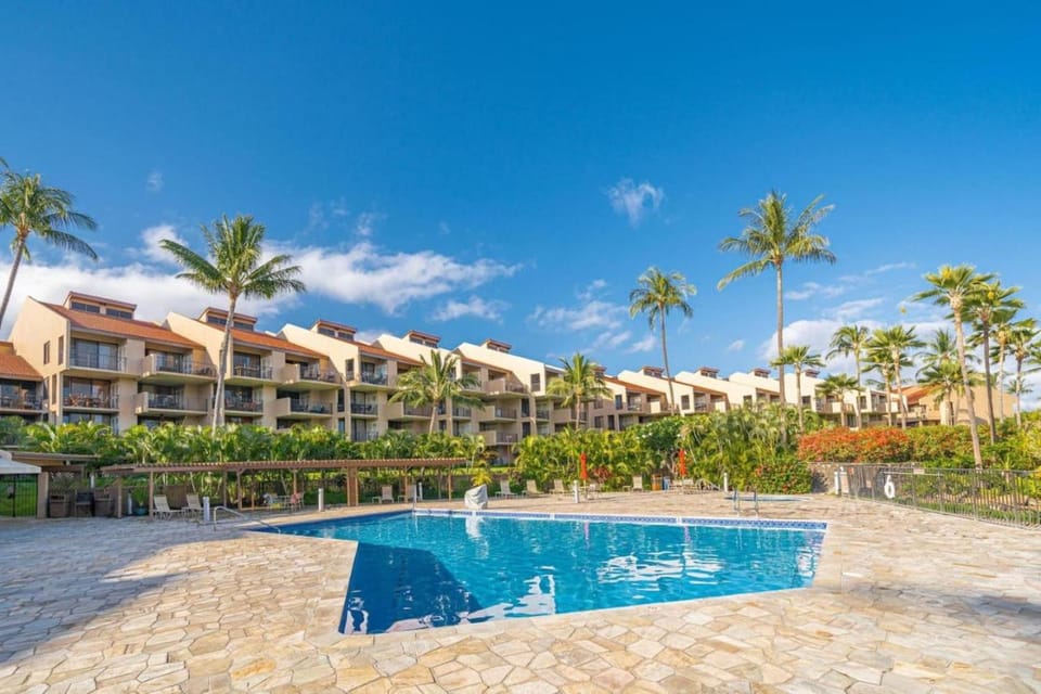 Property building, Swimming pool, sunbed
