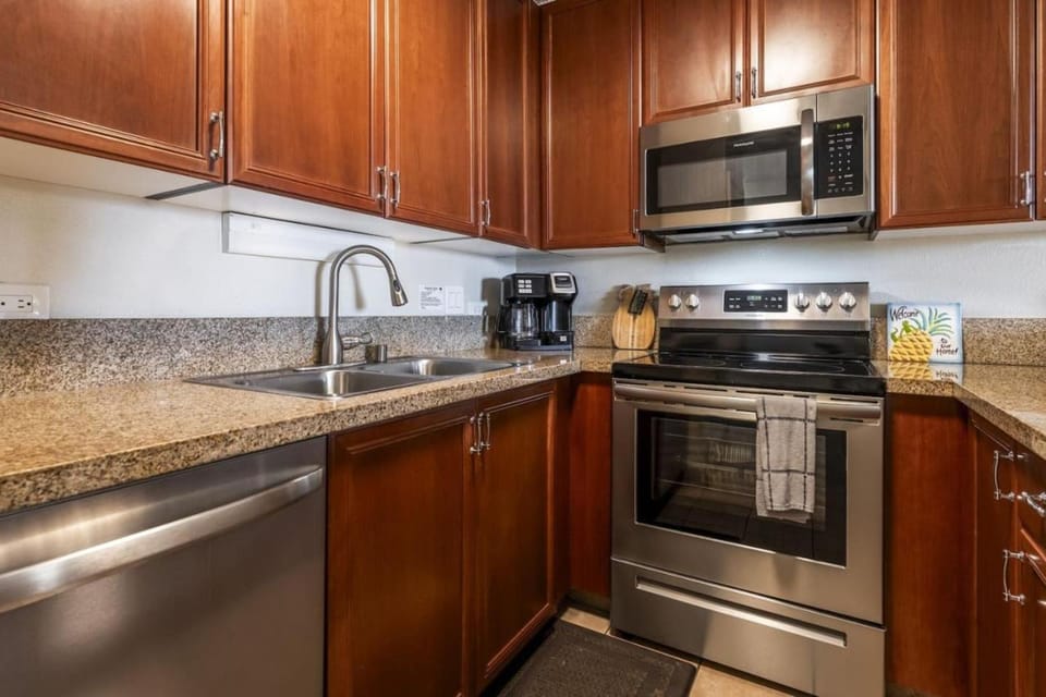 Coffee/tea facilities, dishwasher, microwave, oven, stove