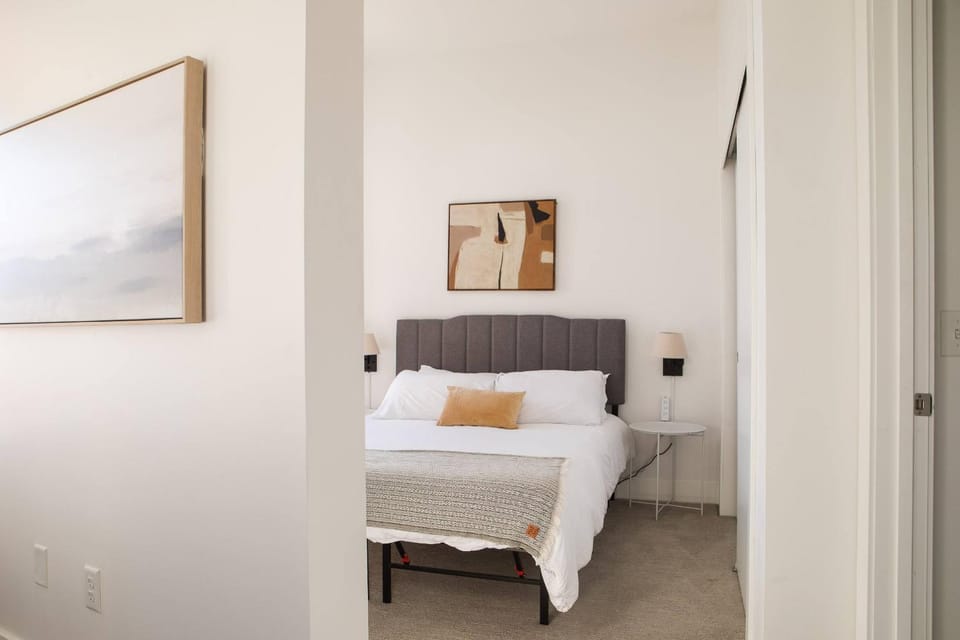 Modern Studio Apt with Rooftop, Gym, and Parking Apartment in Milwaukee