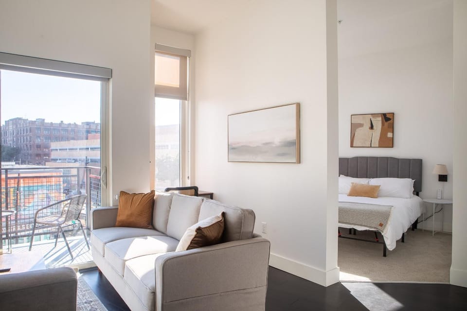 Modern Studio Apt with Rooftop, Gym, and Parking Apartment in Milwaukee