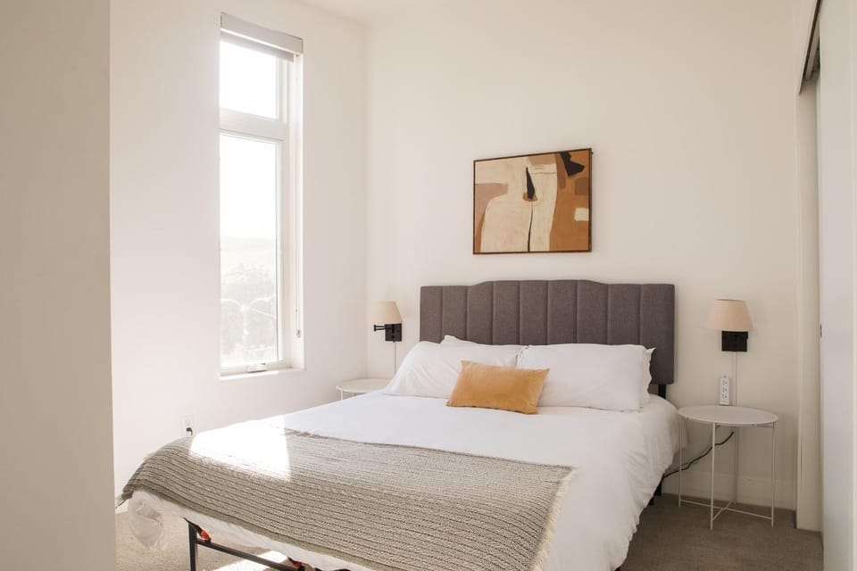 Modern Studio Apt with Rooftop, Gym, and Parking Apartment in Milwaukee