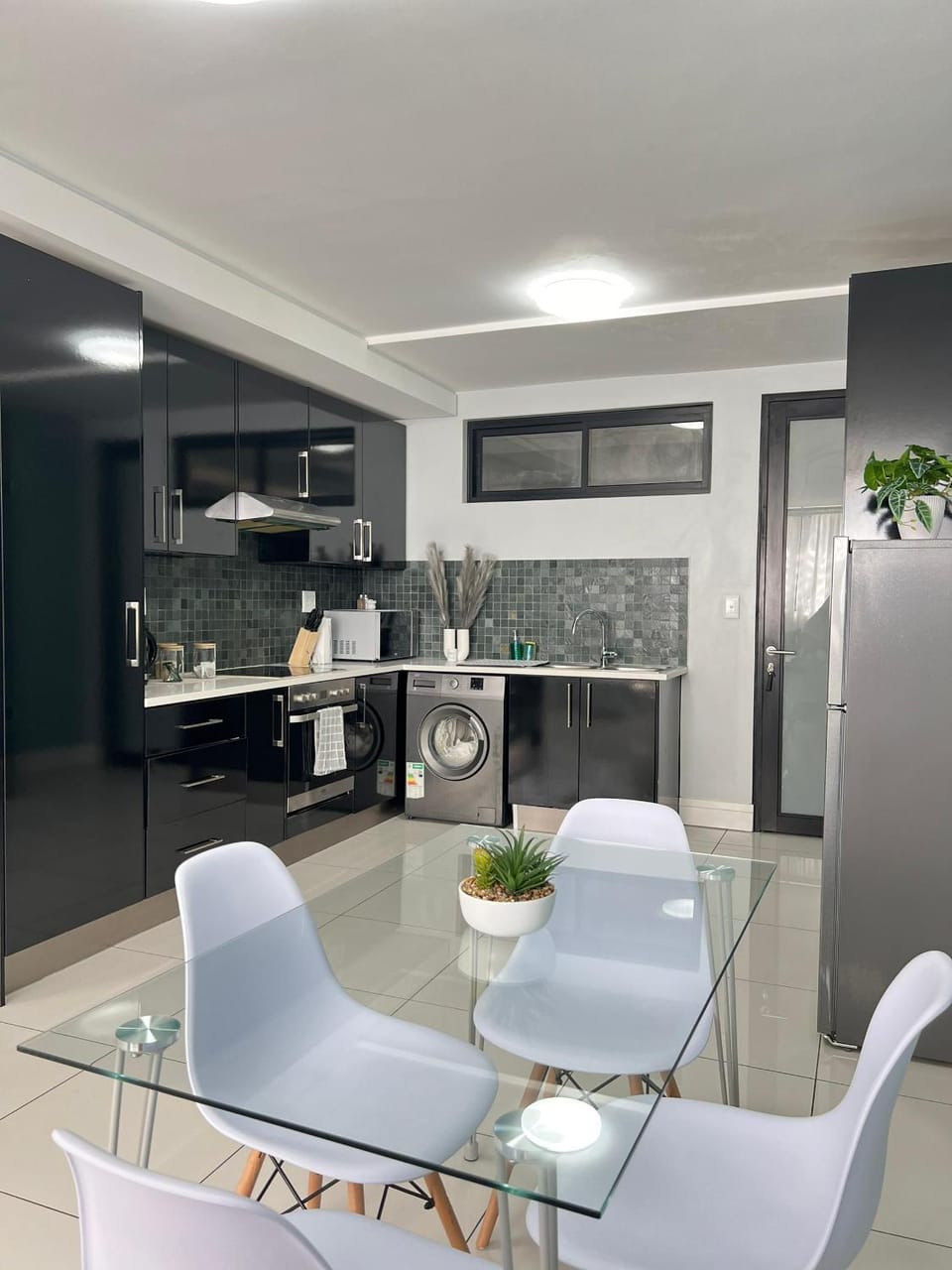 Kitchen or kitchenette, Dining area