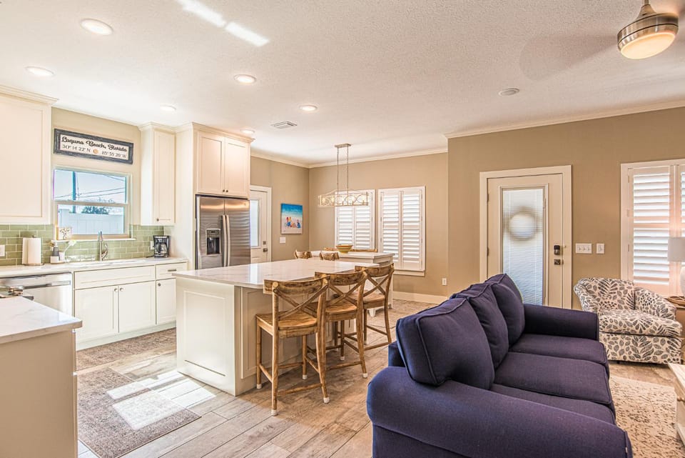 Kitchen or kitchenette, Seating area, Dining area, dishwasher, oven, pet friendly