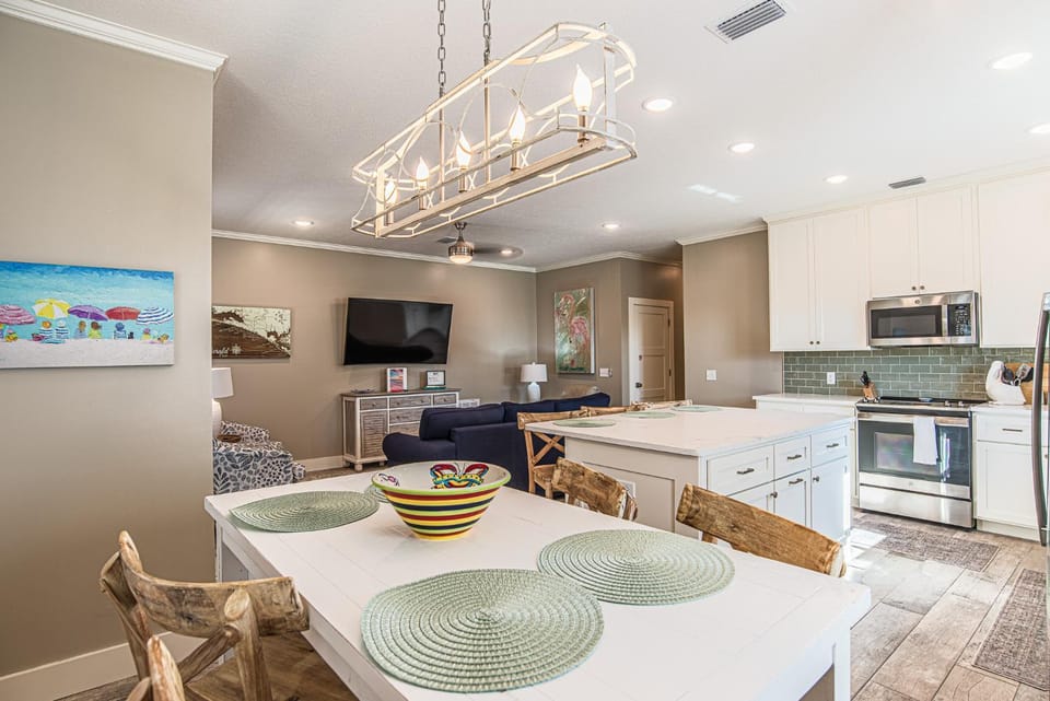 TV and multimedia, Kitchen or kitchenette, Living room, Seating area, Dining area, dishwasher, oven