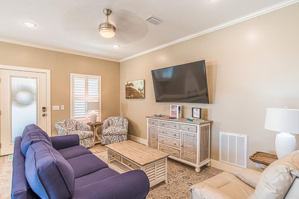 TV and multimedia, Living room, Seating area, Evening entertainment