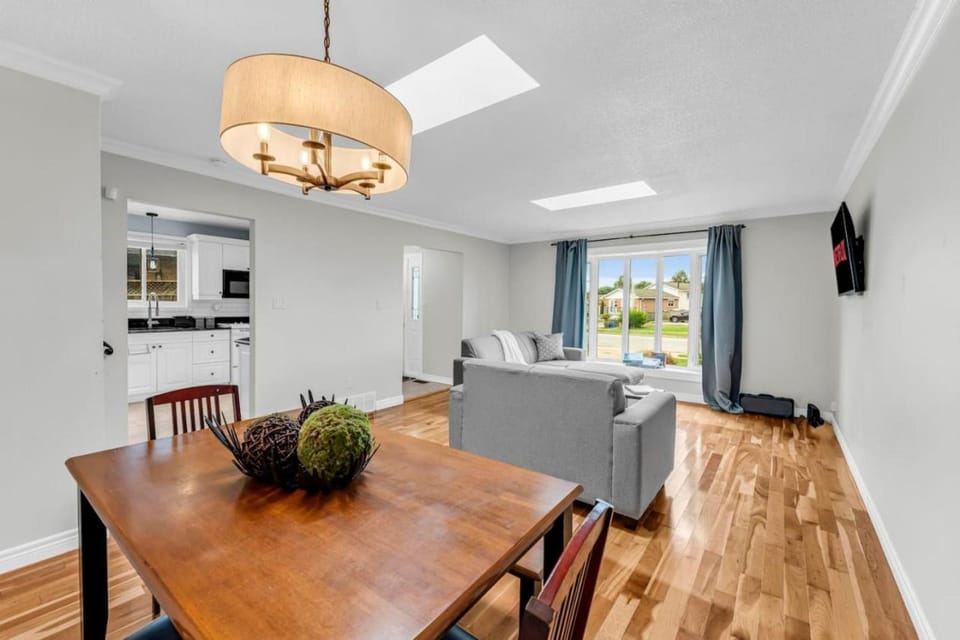 Cozy Home by Niagara Falls House in Saint Catharines