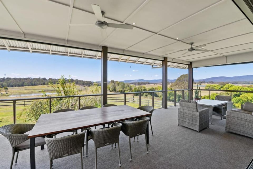 Mountain Majesty with Poolside Relaxing Getaway House in Tamborine