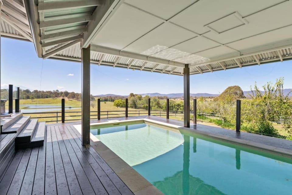 Mountain Majesty with Poolside Relaxing Getaway House in Tamborine