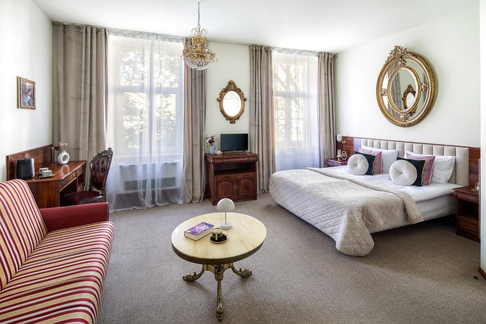 Bed, Photo of the whole room, Seating area