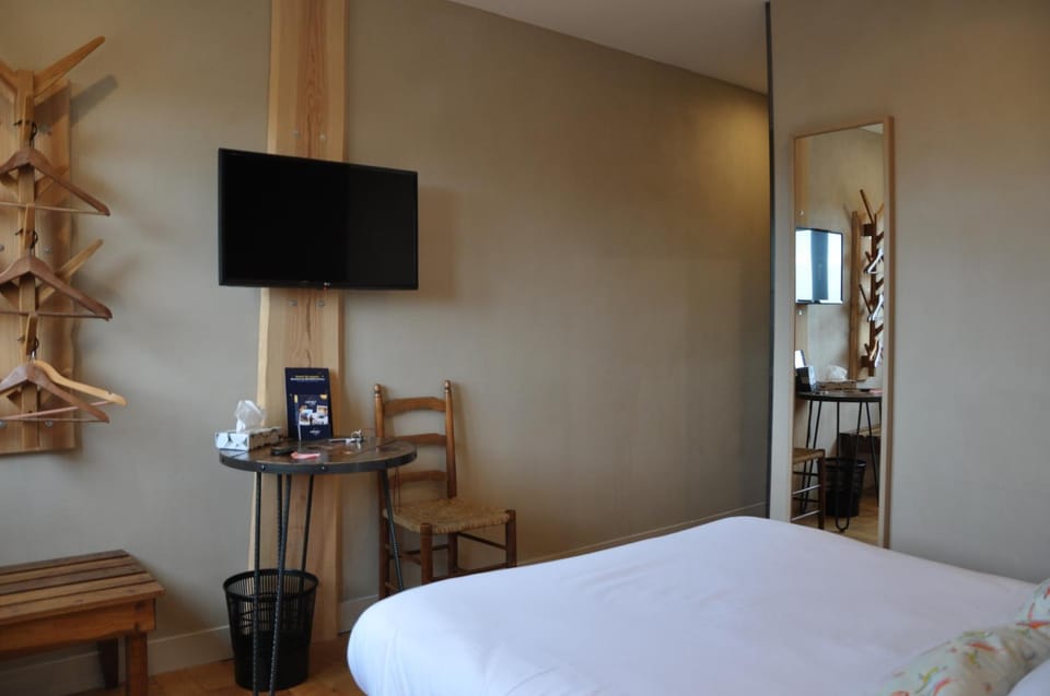 Bed, TV and multimedia, Bedroom