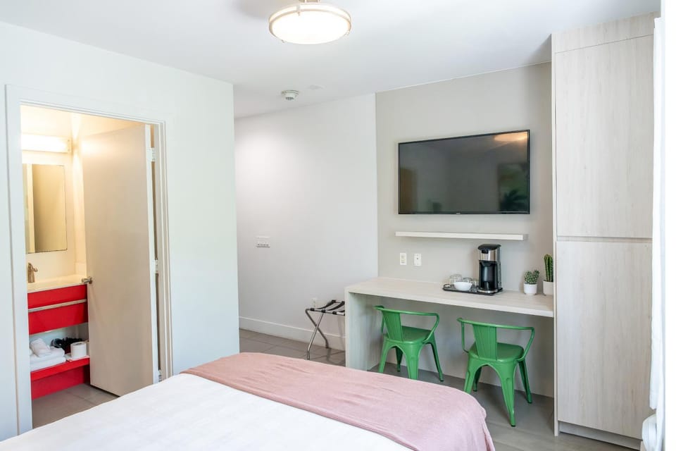 Bed, TV and multimedia, Photo of the whole room, Bedroom, hair dresser, wardrobe