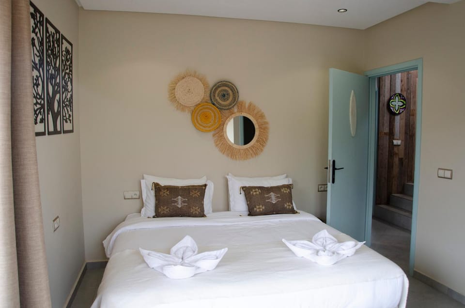 Bed, Photo of the whole room, Decorative detail, Bedroom, towels