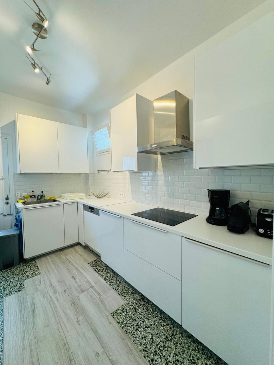 Kitchen or kitchenette, dishwasher, stove