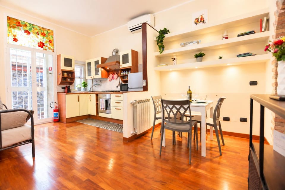 Communal lounge/ TV room, Kitchen or kitchenette, Living room, Dining area, oven, stove