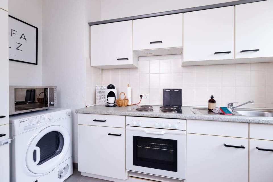 Coffee/tea facilities, Kitchen or kitchenette, oven, stove, dryer