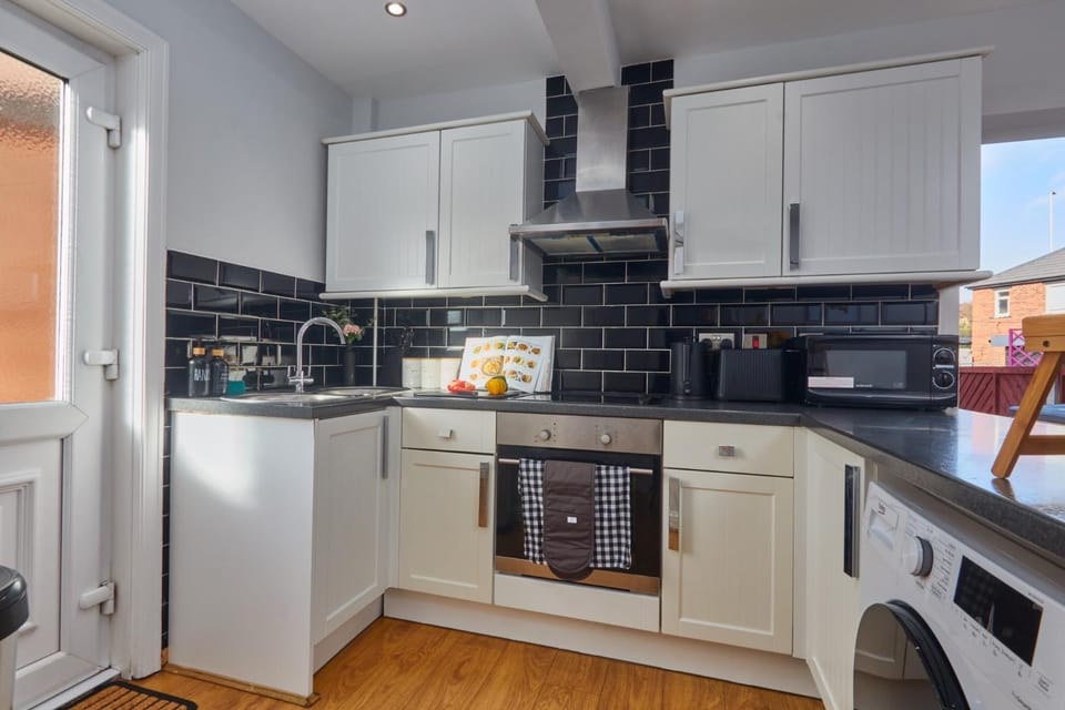 Coffee/tea facilities, Kitchen or kitchenette, oven, stove, toaster
