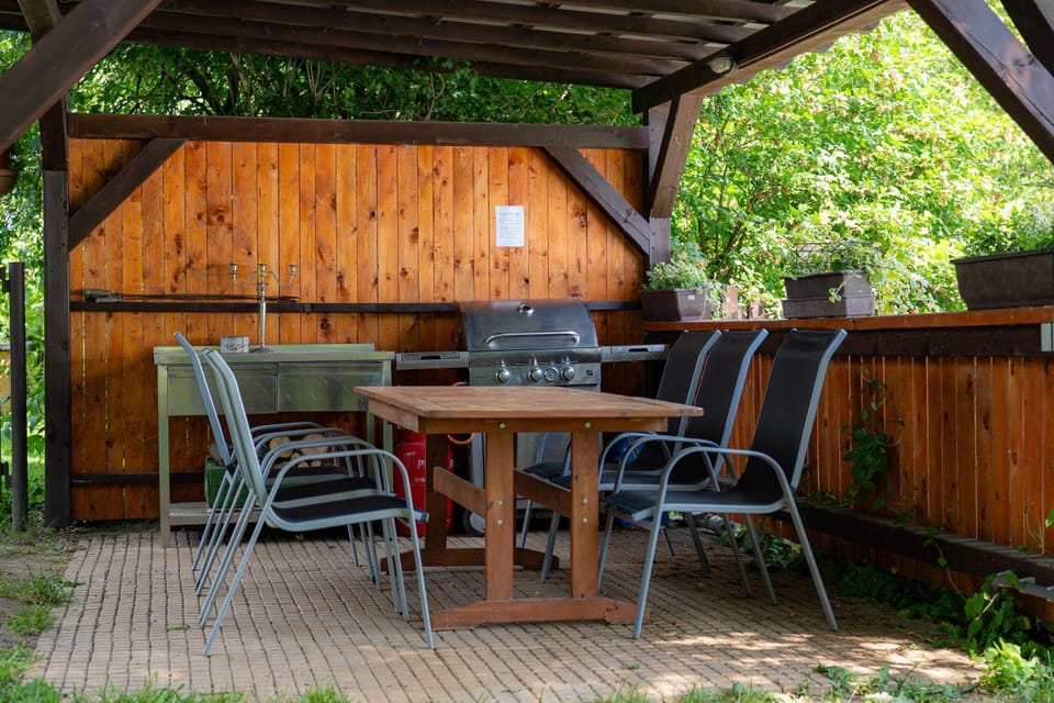 BBQ facilities, Seating area