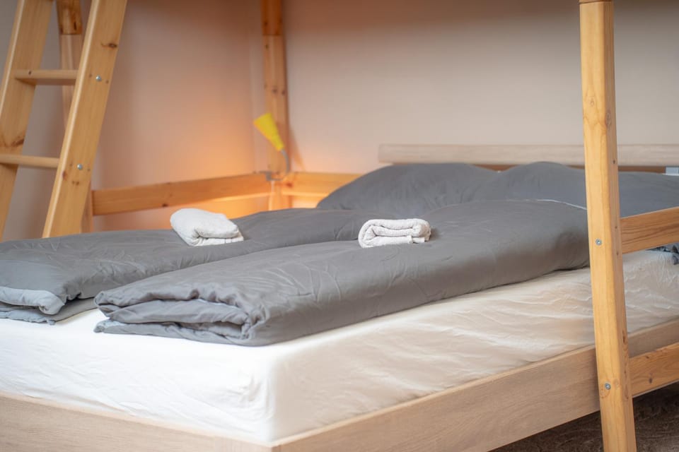 Bedroom, towels
