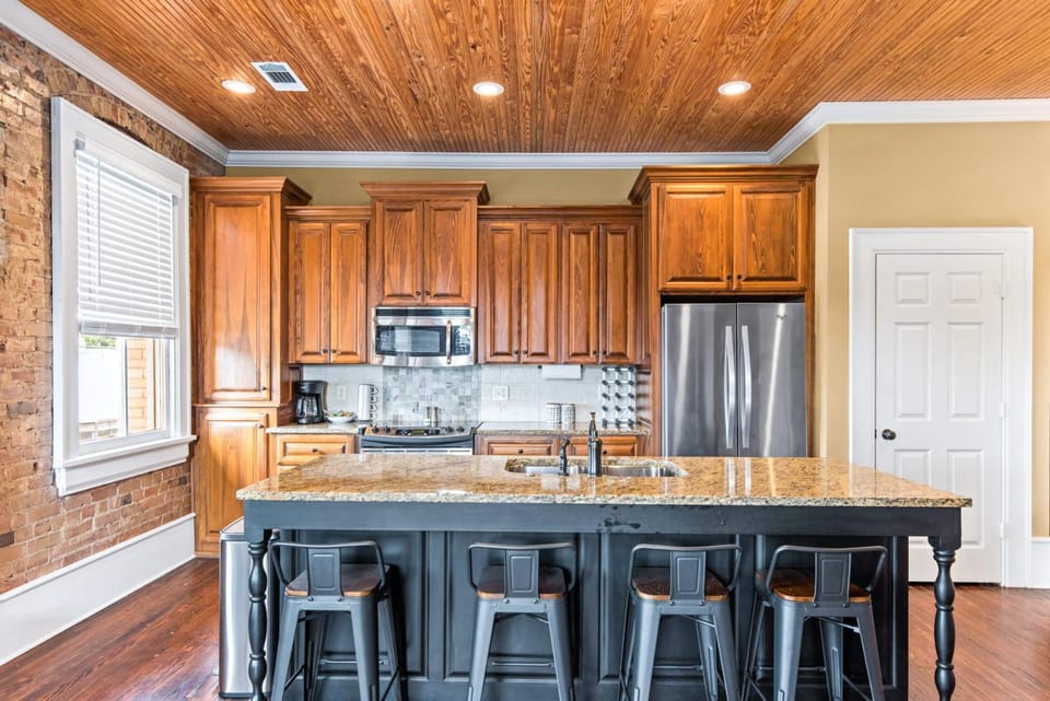 Train Depot - 2 Bed, 1 & Half Bath, Heart of Downtown, Washer & Dryer Apartment in Natchez