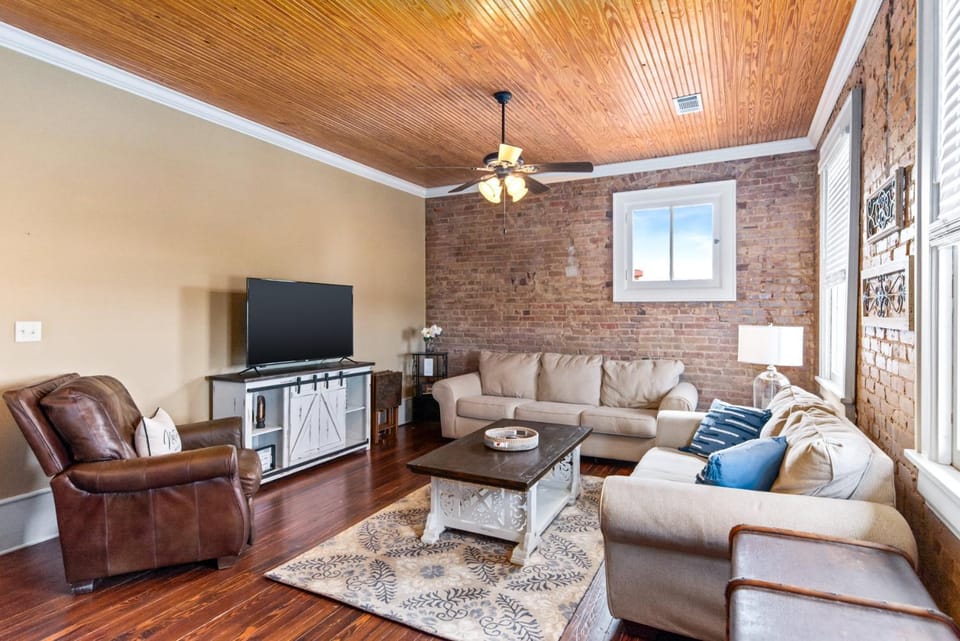 Train Depot - 2 Bed, 1 & Half Bath, Heart of Downtown, Washer & Dryer Apartment in Natchez