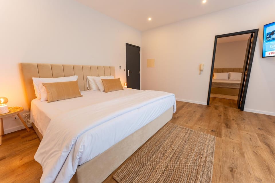 Bed, TV and multimedia, Bedroom