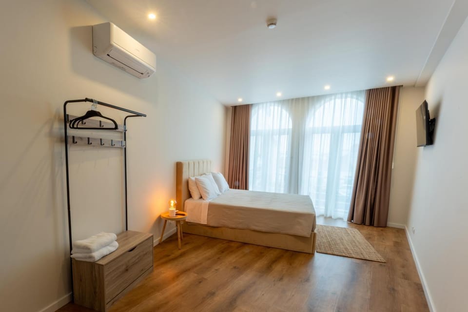 Bed, TV and multimedia, Photo of the whole room, Bedroom, towels, wardrobe, air conditioner
