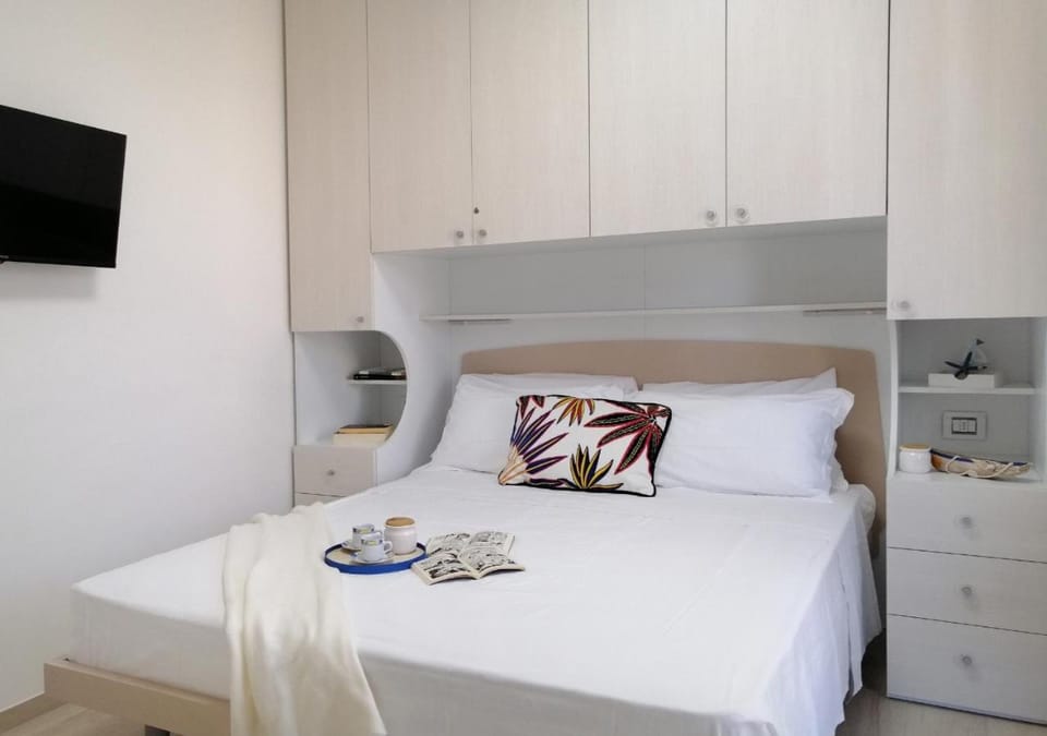 Bed, TV and multimedia, Bedroom