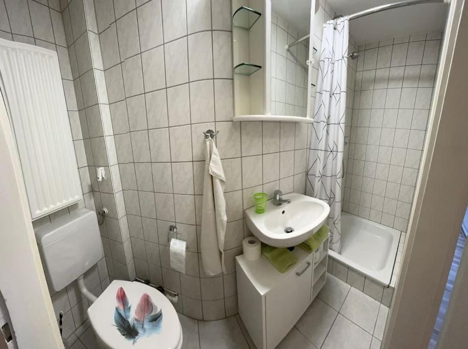 Shower, Toilet, Bathroom, towels