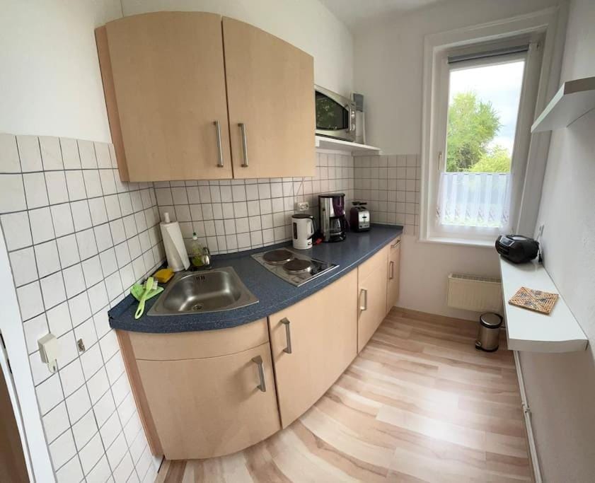 Coffee/tea facilities, Kitchen or kitchenette, stove