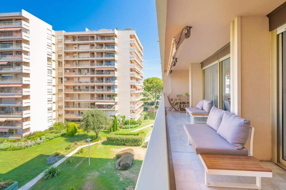 Property building, Patio, Spring, Day, Garden, Balcony/Terrace, Seating area, Garden view, sunbed