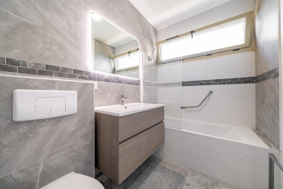 Shower, Toilet, Bathroom, Bath, towels