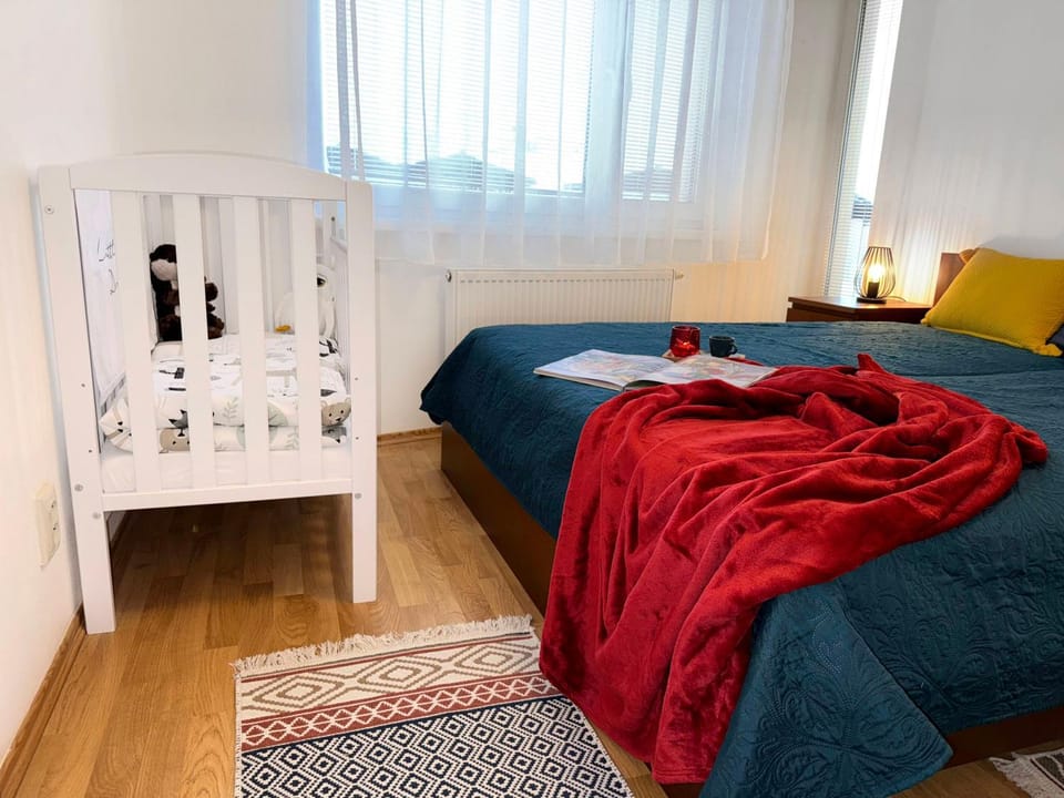 Photo of the whole room, Bedroom, cot