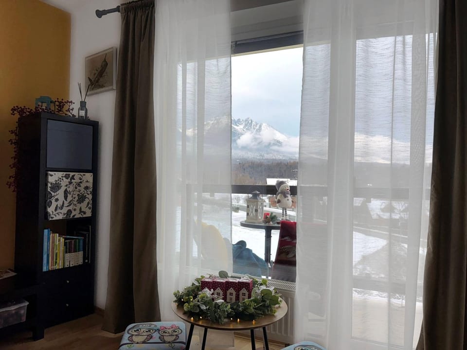Living room, Mountain view