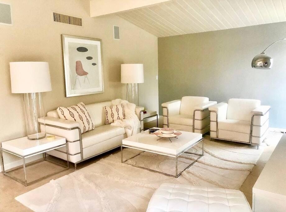 Mid-Century Krisel House with Salt Water Pool and Firepit House in Palm Springs